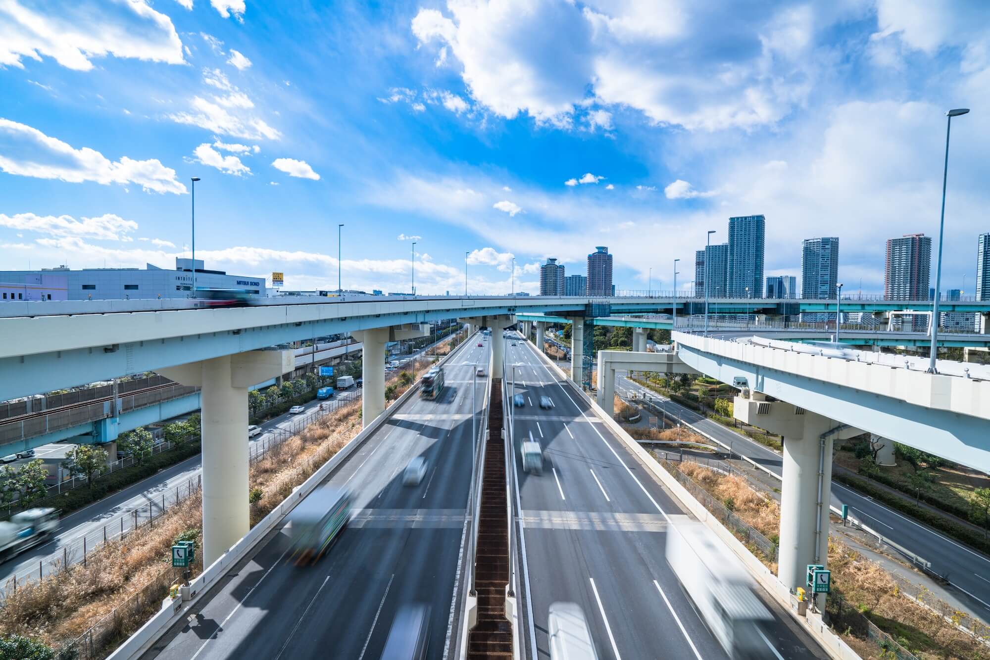 道路とビルが見える風景