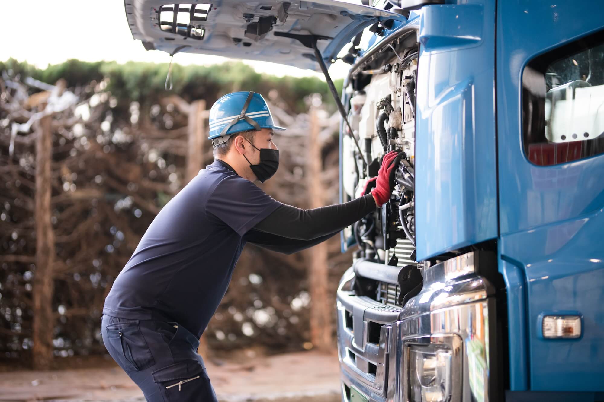 トラックを運転している様子